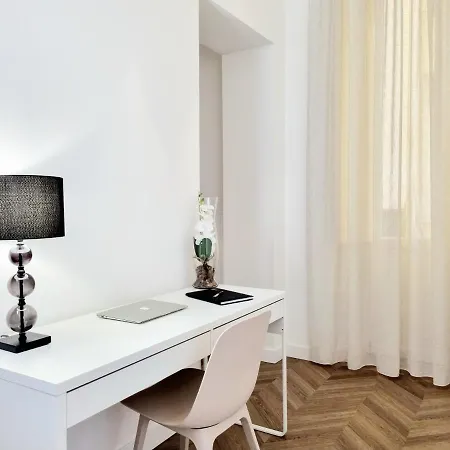 Bed & Breakfast Glamour By Habyto